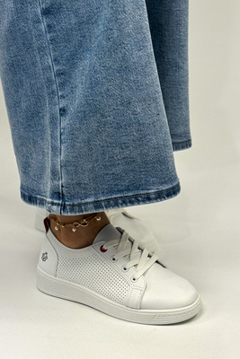 Bílé dámské sportovní boty s perforovanou platformou