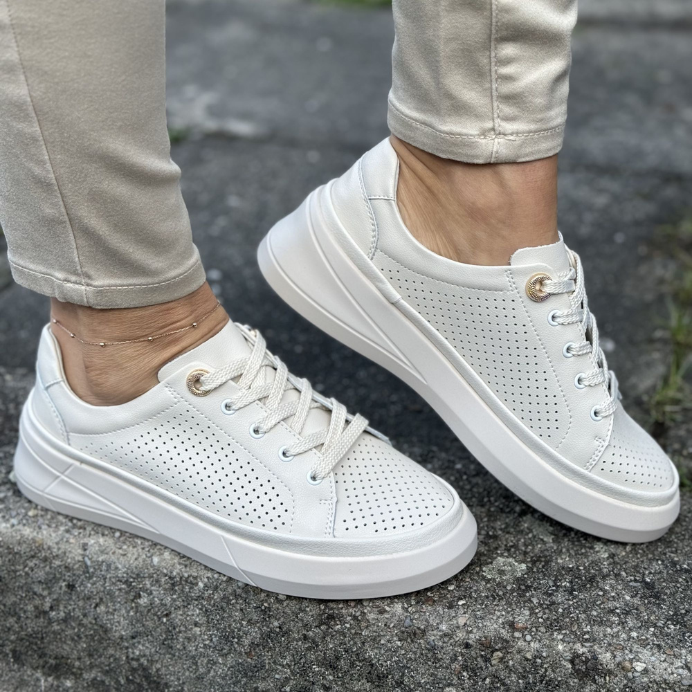 Béžové perforované kožené boty na šněrování