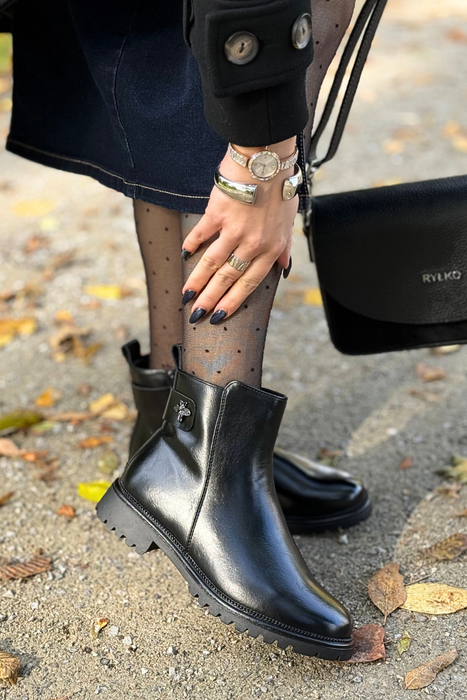 Dámské černé kotníkové boty na šněrování