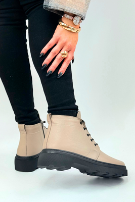 Černé kožené kotníkové boty s vysokými tkaničkami na platformě