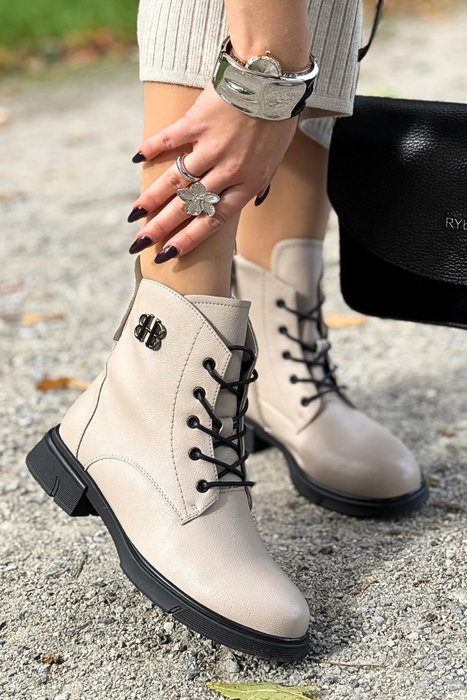 Tmavě béžové prolamované kotníkové boty vyrobené ze semišové ekokůže