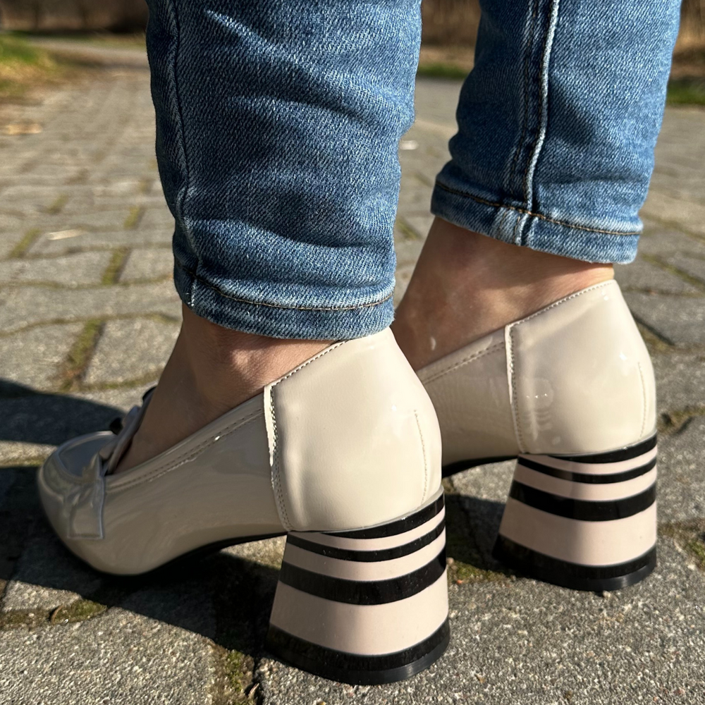 Béžové lakovky na ozdobném podpatku značky Vinceza