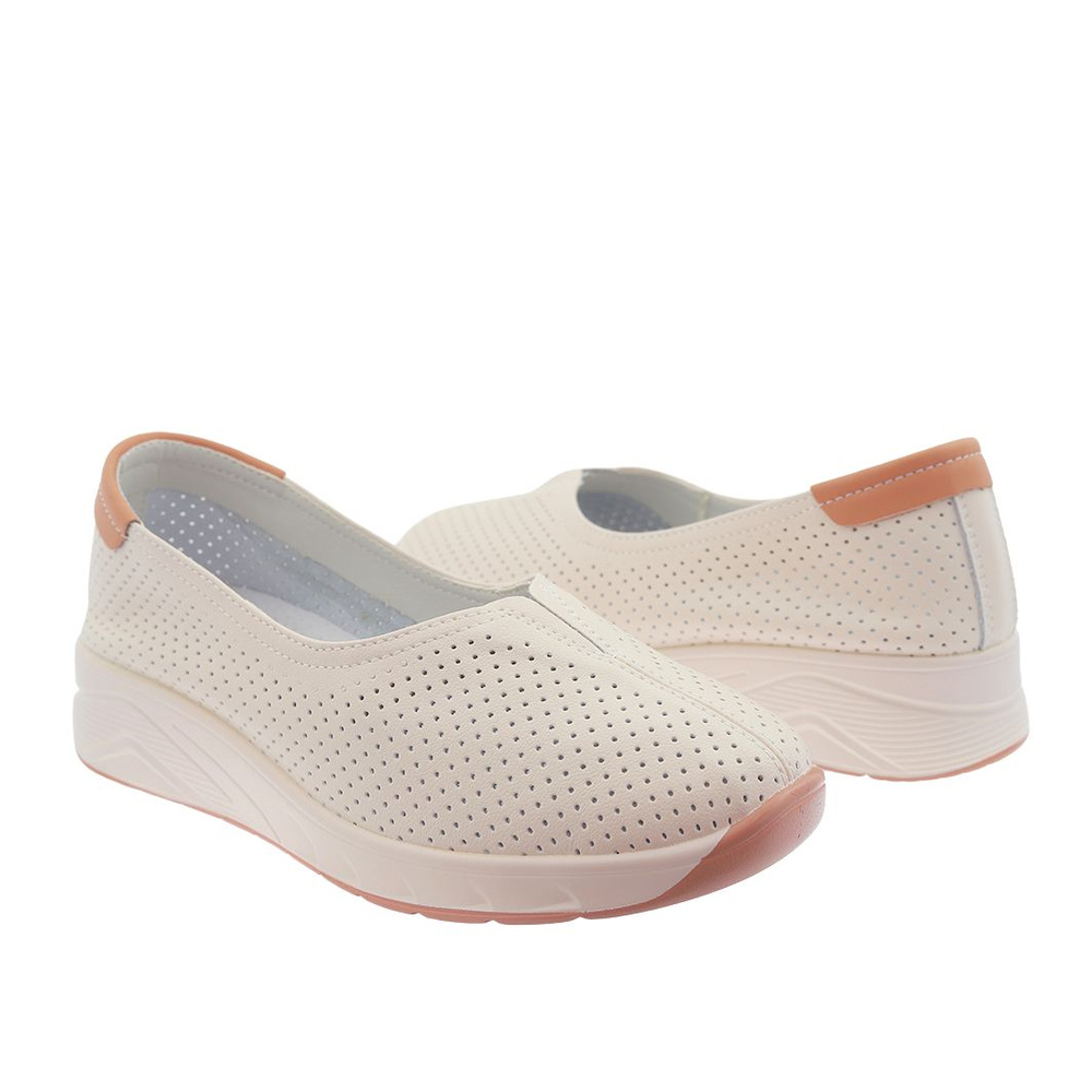 Dámské béžové kožené boty s perforací na nízké platformě