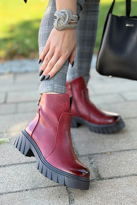 Černé kozačky nad kolena s blokem s decentním zdobením