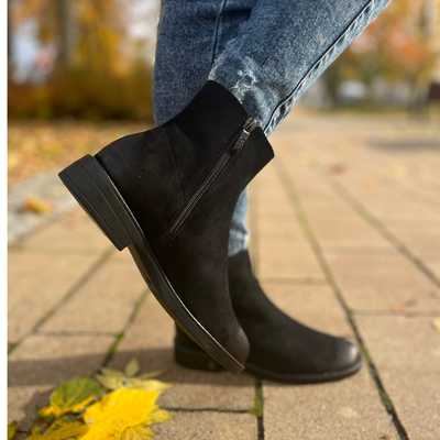 Černé dámské semišové ploché kotníkové boty se zapínáním na zip