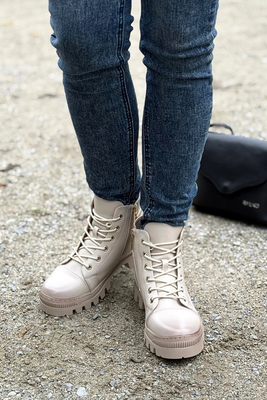 Dámské černé kotníkové boty na šněrování