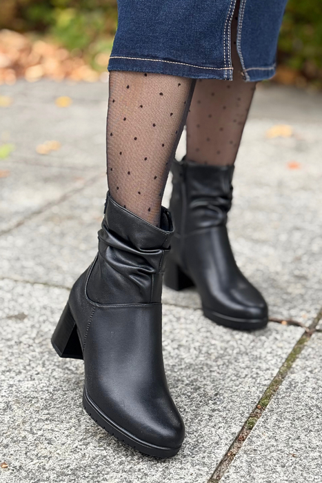 Černé kožené kotníkové boty se zapínáním na zip