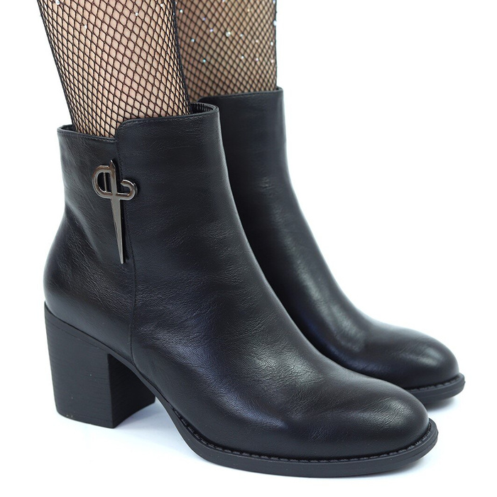 Černé zateplené kotníkové boty na vysokém podpatku