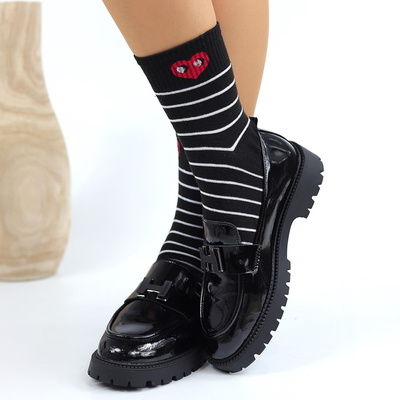 Černé kožené slip-on boty s lakovaným zdobením