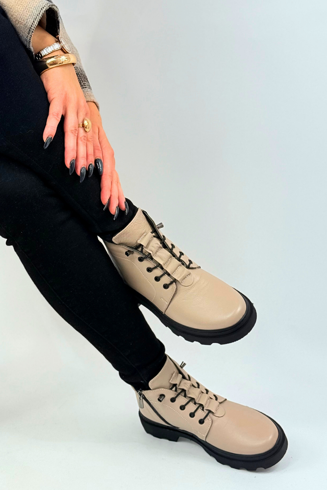 Černé kožené kotníkové boty s vysokými tkaničkami na platformě