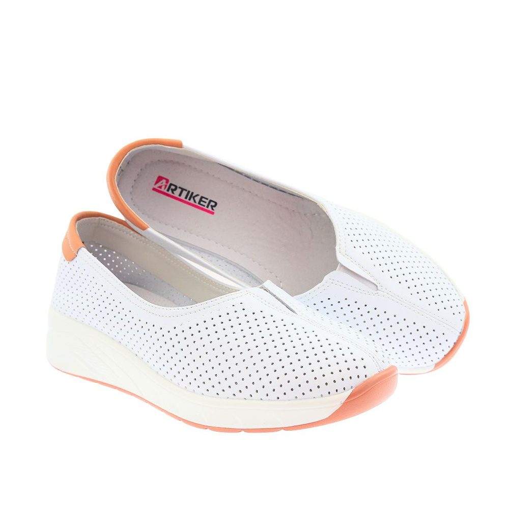 Bílé nazouváky z perforované kůže