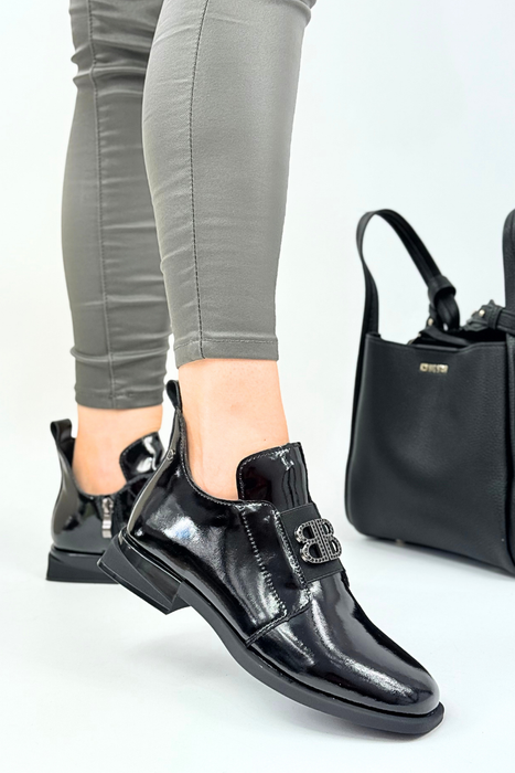 Černé lakované kotníkové boty značky Filippo