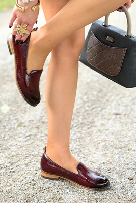 Černé boty s perforovanými klínky