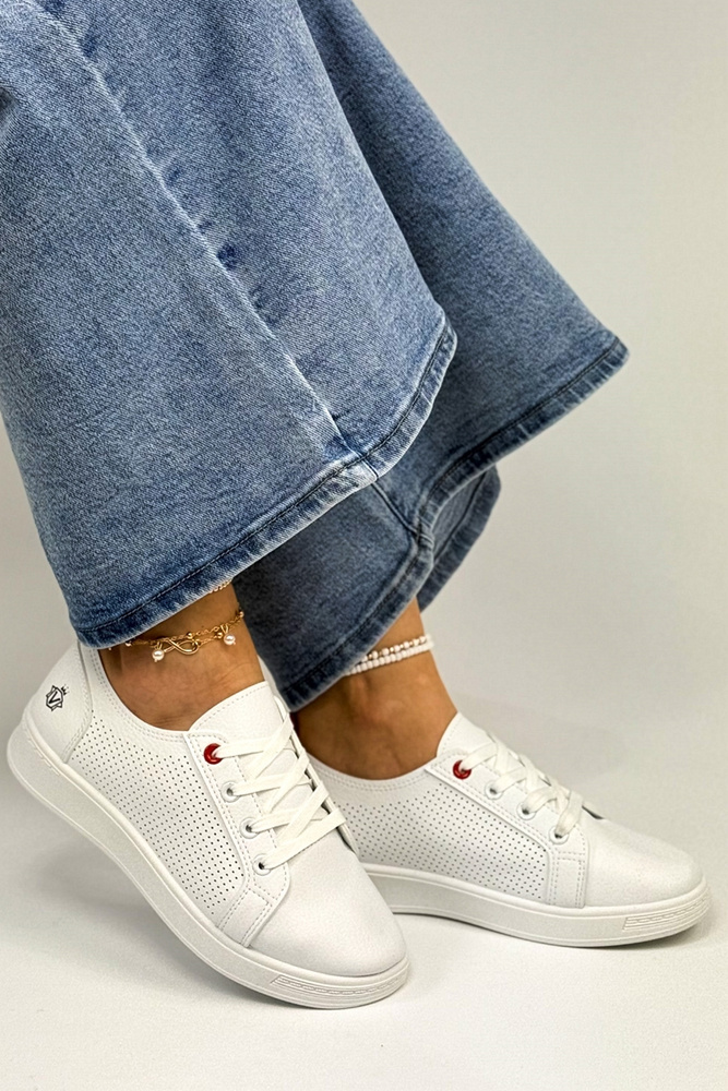 Bílé dámské sportovní boty s perforovanou platformou