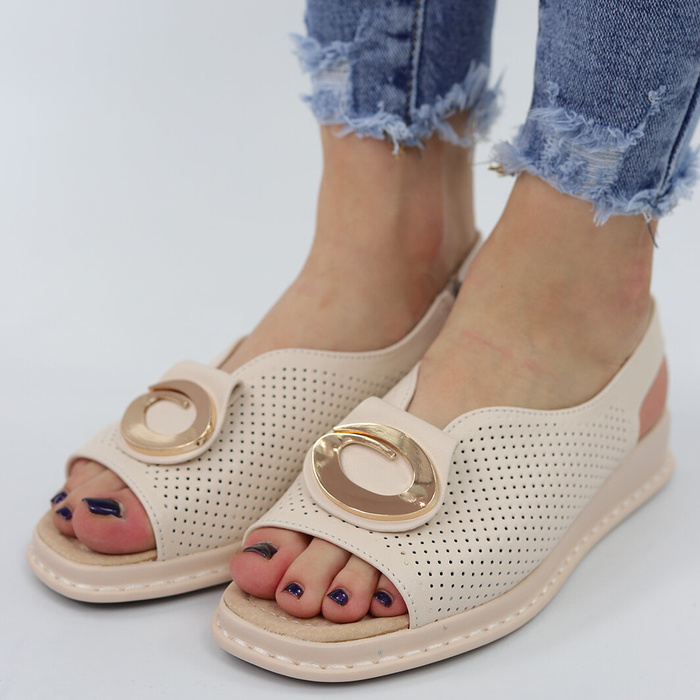 Bílé perforované kožené sandály značky T. Sokolski