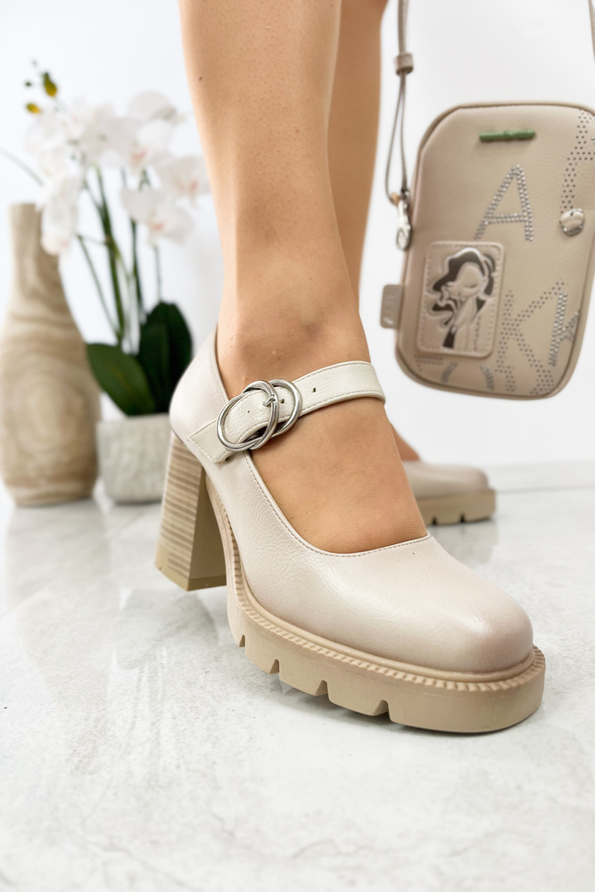 Béžové dámské boty s přezkou na patě