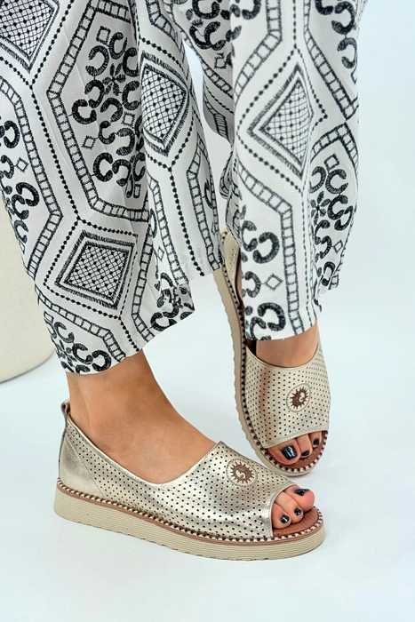 Žluté prolamované kožené ploché sandály