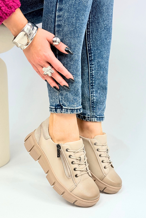 Černé kožené boty na platformě s ozdobou na přední straně