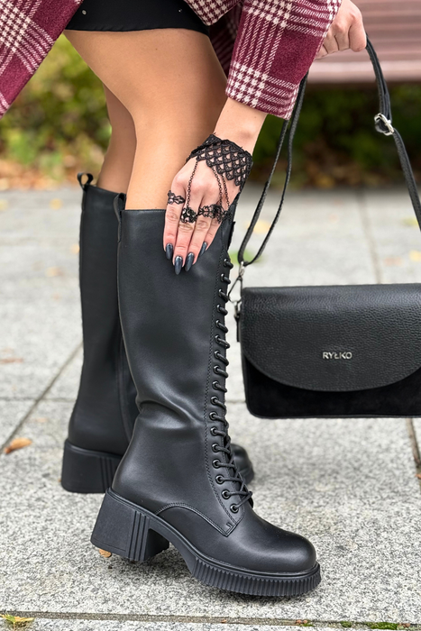 Tmavě béžové prolamované kotníkové boty vyrobené ze semišové ekokůže