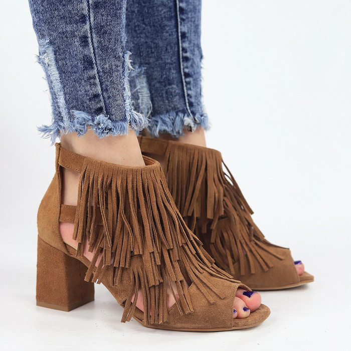 Vynikající koňakové kožené sandály se sametovými třásněmi