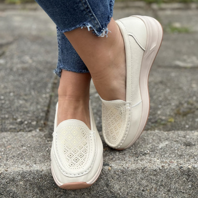 Béžové a zlaté kožené boty na klínku značky Artiker