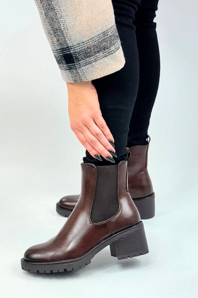 Hnědé semišové ploché boty, zateplené