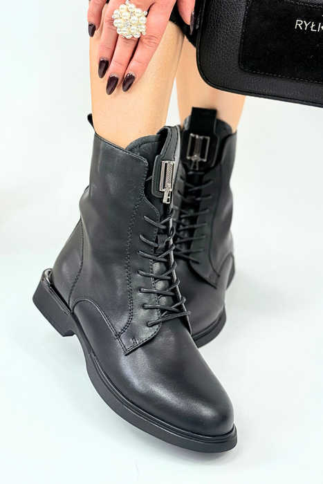 Tmavě béžové prolamované kotníkové boty vyrobené ze semišové ekokůže