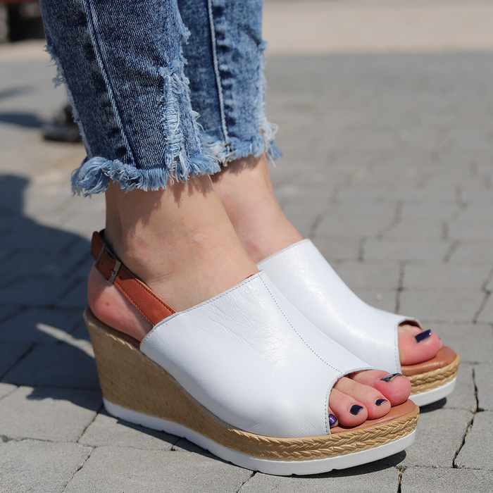 Bílé kožené sandály na klínku Artiker