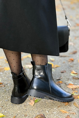 Dámské černé kotníkové boty na šněrování