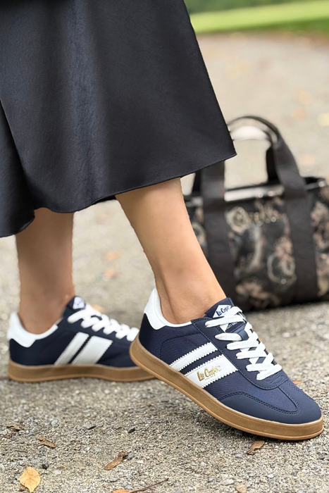 Bílé látkové tenisky se tkaničkami na platformě