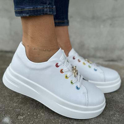 Kožené bílé sportovní boty se šněrováním na platformě