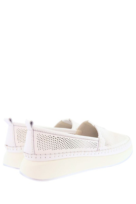 Perforované bílé kožené boty na platformě