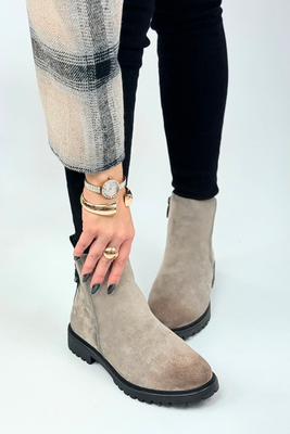 Dámské černé kotníkové boty na šněrování