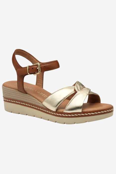 Zlaté kožené sandály na klínku od Marco Tozzi