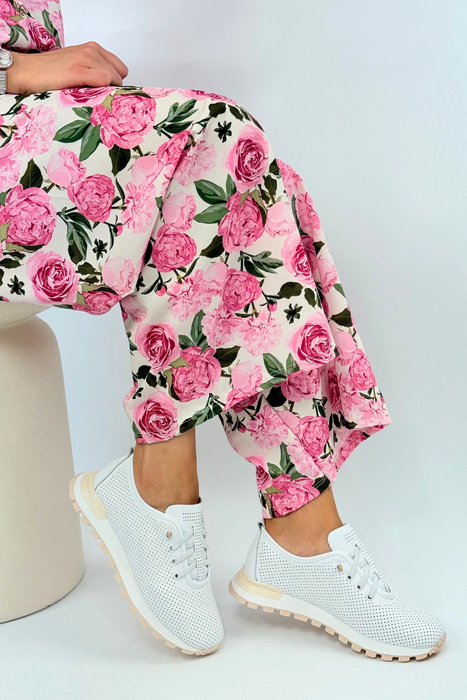 Bílé perforované šněrovací tenisky