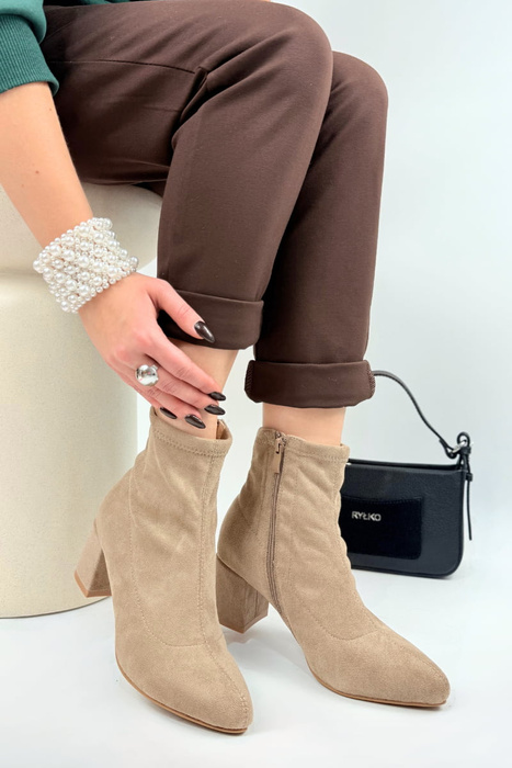 Černé kozačky nad kolena s blokem s decentním zdobením