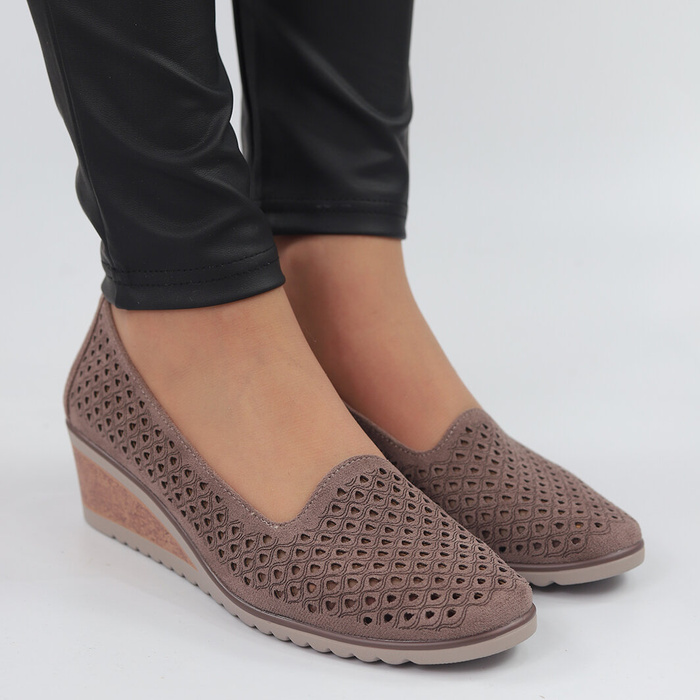 Khaki semišové prolamované lodičky s klínkem Potocki