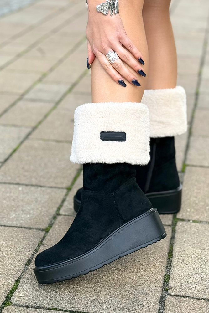 Béžové prolamované jarní kozačky