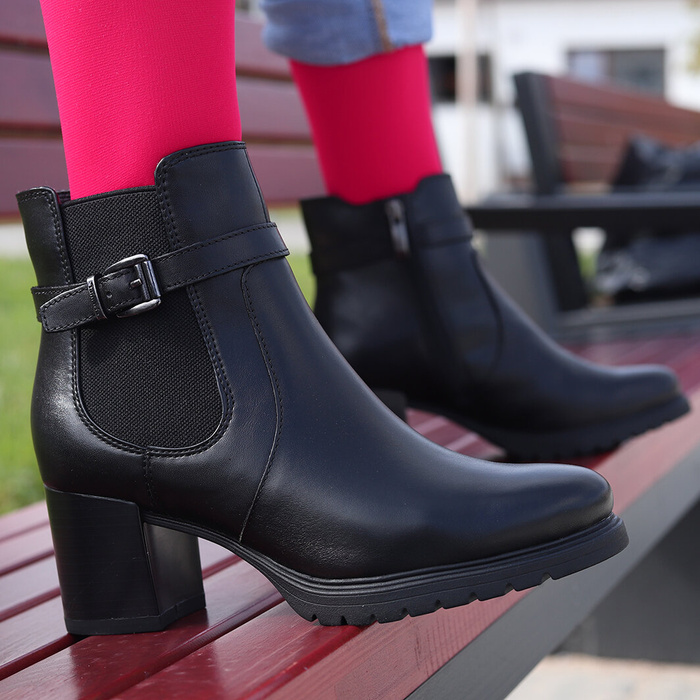 Chelsea boty s přezkou na bloku Tamaris