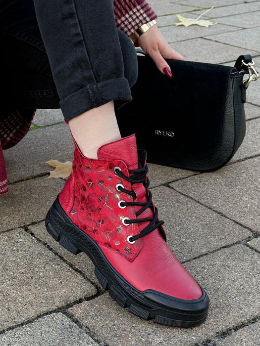 Dámské černé kožené kotníkové boty na silné platformě se tkaničkami