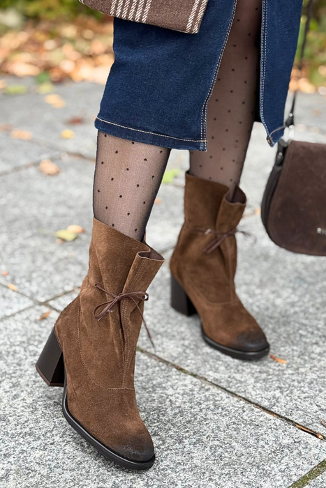 Dámské černé lakované kotníkové boty s vysokými tkaničkami