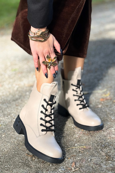 Tmavě béžové prolamované kotníkové boty vyrobené ze semišové ekokůže