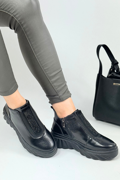 Černé lakované kotníkové boty značky Filippo