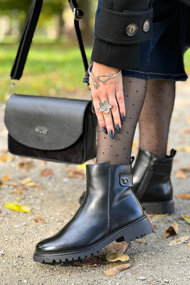 Dámské černé kotníkové boty na šněrování