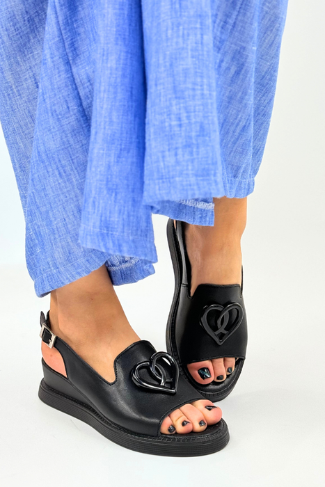 Kožené sandály s ozdobným srdcem, černé Filippo