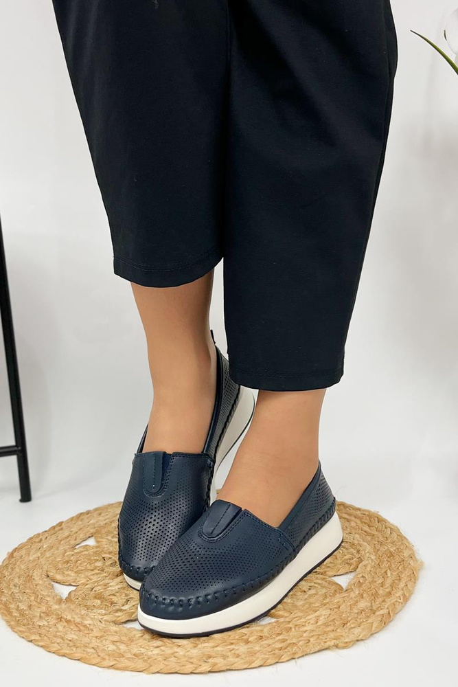 Děrované kožené slip-on boty v tmavě modré barvě