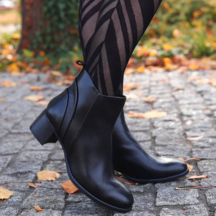 Černé kožené kotníkové boty 2-25348-41 Marco Tozzi