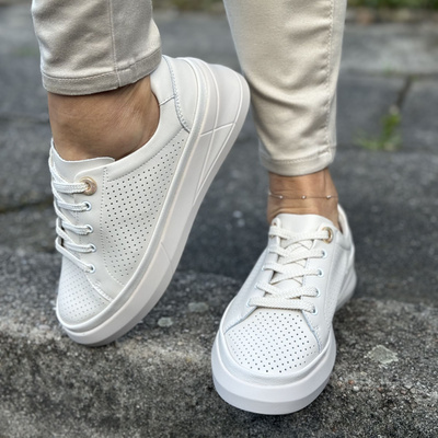 Béžové perforované kožené boty na šněrování