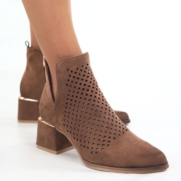 Hnědé semišové prolamované kotníkové boty značky Potocki