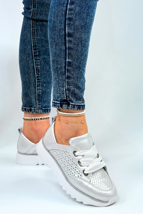 Béžové kožené sandály se zdobením na patě